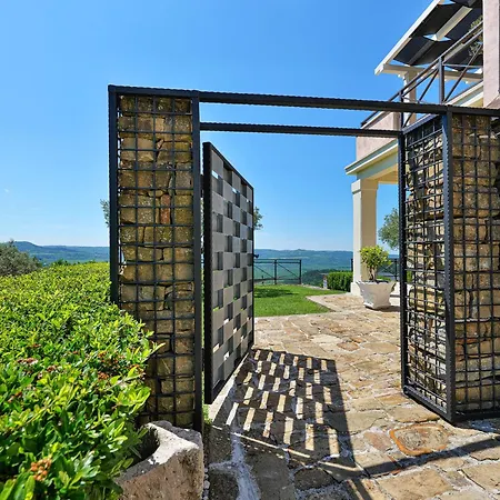 فيلة Over The Hilltop By Interhome *